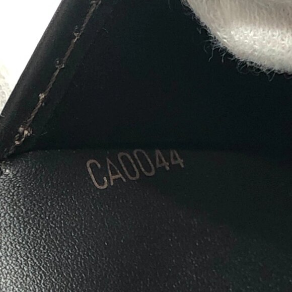 LOUIS VUITTON Utah Compact Wallet (No Coin Compartment) Passport Case - Picture 16 of 16